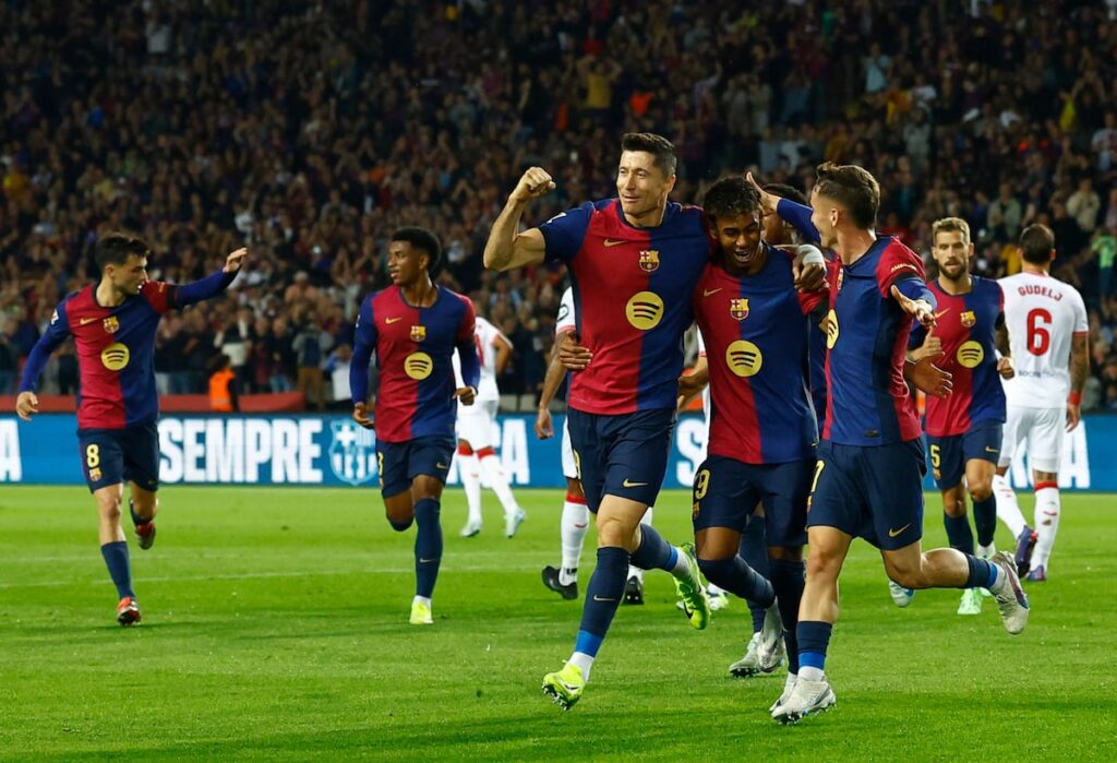 Robert Lewandowski celebra su primer gol ante el Sevilla este domingo.