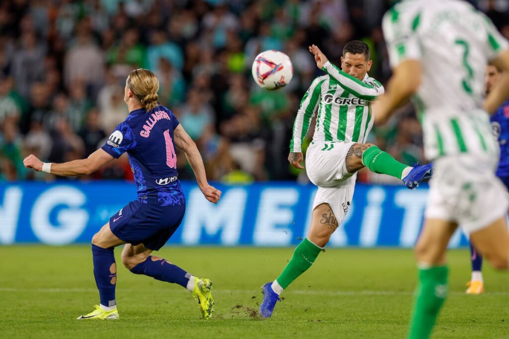 El Chimy Ávila dispara a puerta a te la oposición de Gallagher en el primer tiempo del duelo entre el Betis y el Atlético.