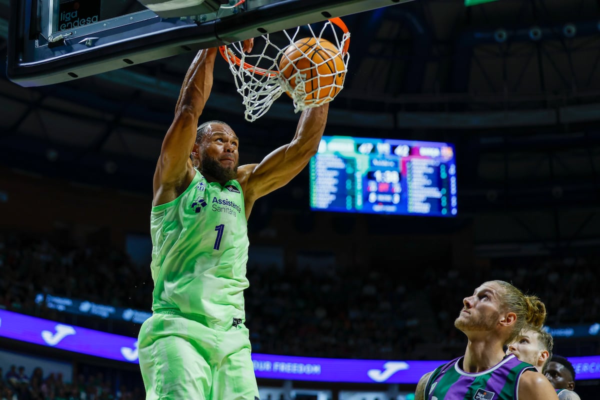 El alero estadounidense del Barcelona Justin Anderson (i) durante el encuentro de la Liga Endesa entre Unicaja Málaga y FC Barcelona, este domingo en el Palacio de Deportes José María Martín Carpena de Málaga.