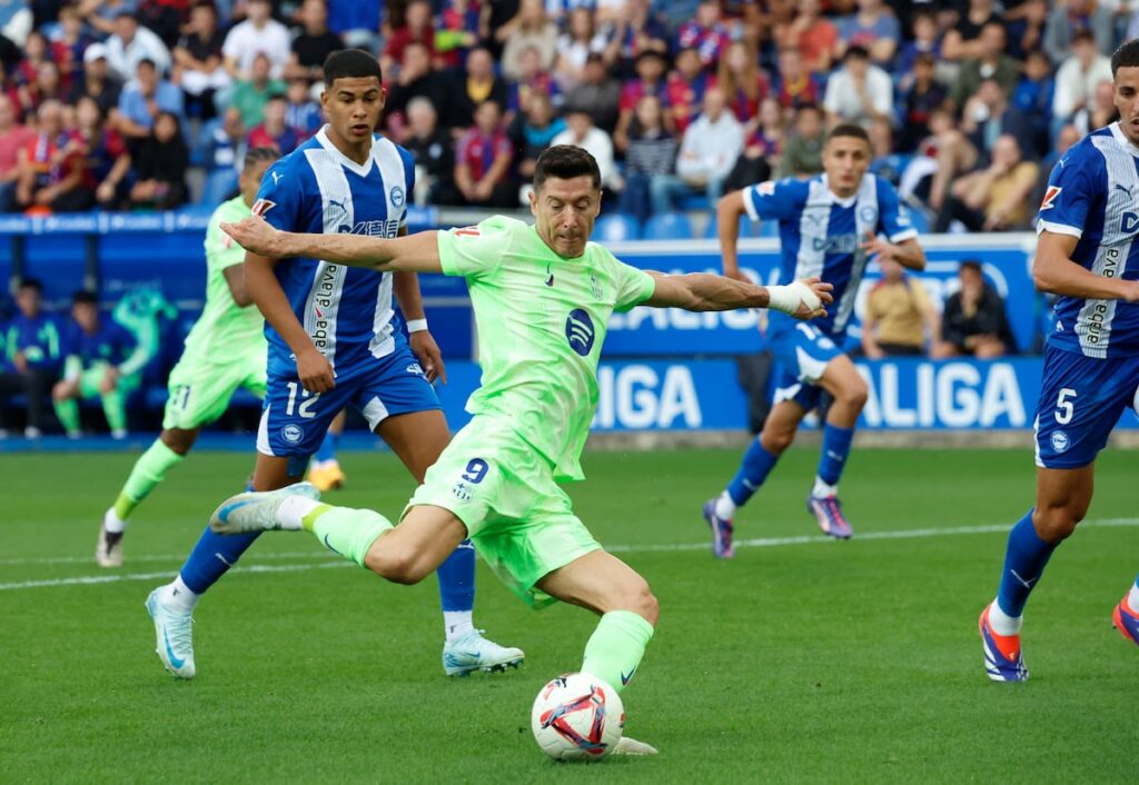 Lewandowski remata a puerta en su segundo gol este domingo en Mendizarroza.