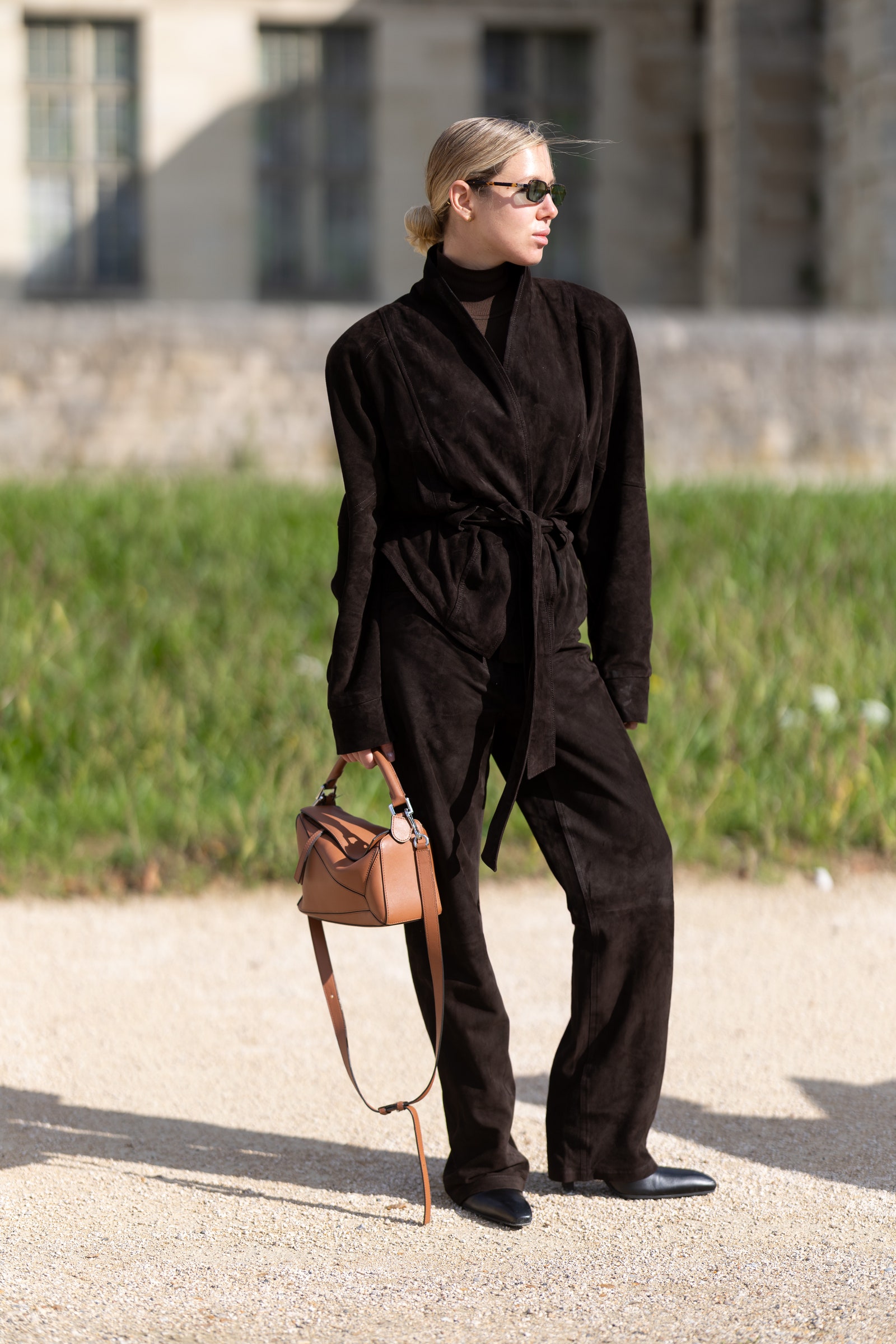 cómo combinar marrón en clave total look traje de chaqueta
