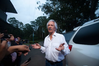 José Rubén Zamora habla con periodistas a su salida de prisión. 