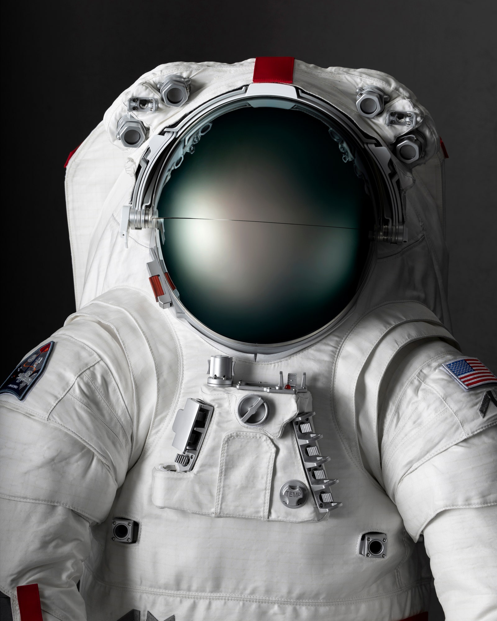 traje de prada para la primera mujer astronauta en la luna