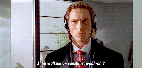 El actor Christian Bale interpreta a Patrick Bateman en una escena en la que el personaje está escuchado la canción 'Walking On Sunshine'.- Blog Hola Telcel
