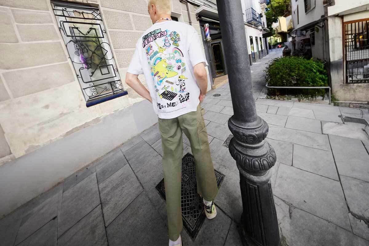 Cómo combinar pantalones cargo con estilo