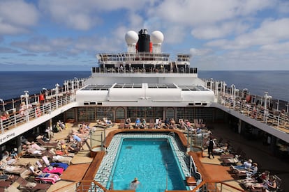 Pasajeros en la cubierta de un crucero