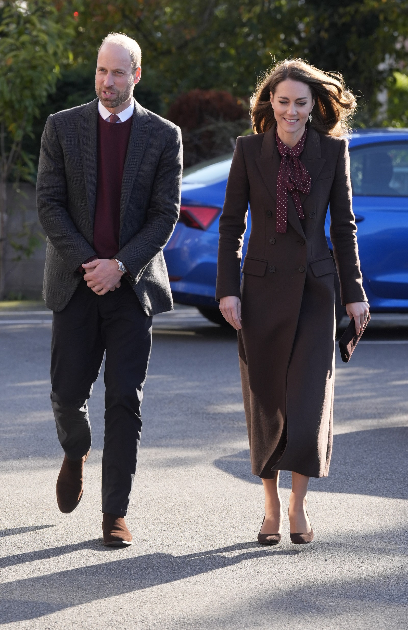 Kate Middleton con un vestido color granate