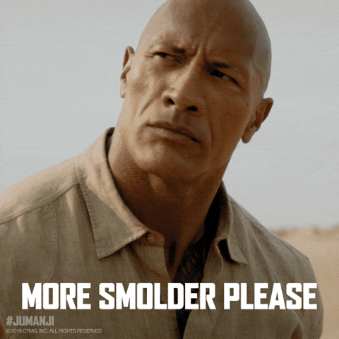 Dwayne Johnson en una de las películas de Jumanji frunciendo el ceño con su típica mirada superardiente Dwayne Johnson diciendo que habrá muchas de sus miradas superardientes para despedirse a lo grande en Jumanji 3.- Blog Hola Telcel