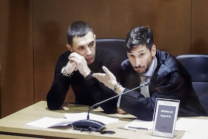 El acusado Diego Montaña (izquierda) y su abogado, durante el juicio. EFE/Cabalar
