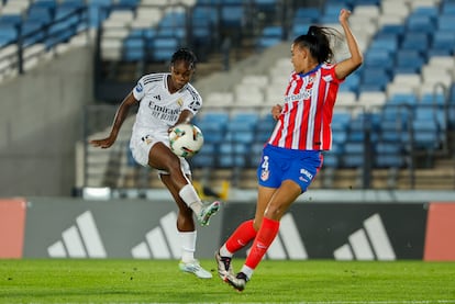Linda Caicedo controla el balón ante Lauren Leal este domingo en el Alfredo di Stéfano.