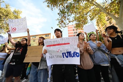 Estudiantes manifestándose este viernes en Murcia.