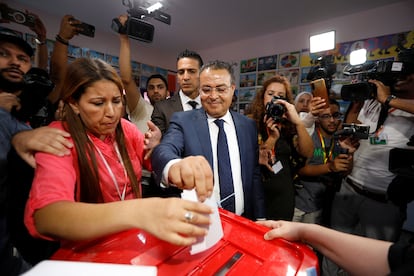 El candidato opositor Zuhair Maghzaui deposita su voto, el domingo, en un colegio electoral de Túnez.