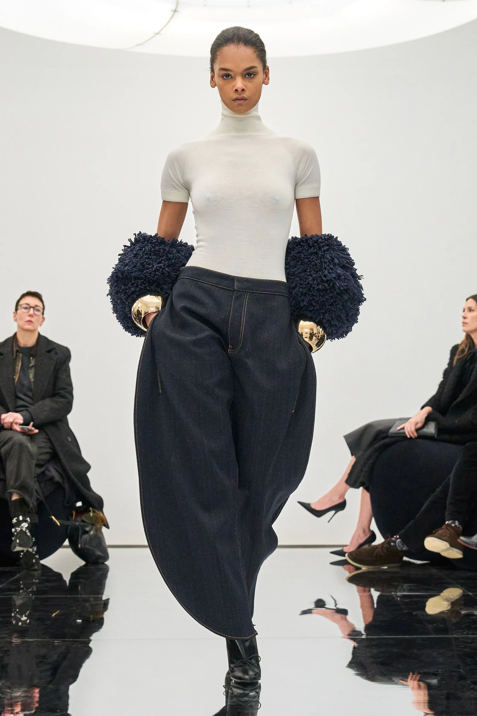 vaqueros anchos en Alaïa otoñoinvierno 202425.