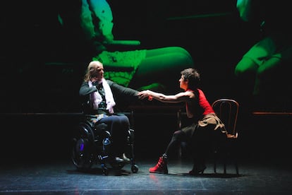 Manuela Vos (izquierda) y Luna Mayo, en un ensayo de 'Manuela, el vuelo infinito'.