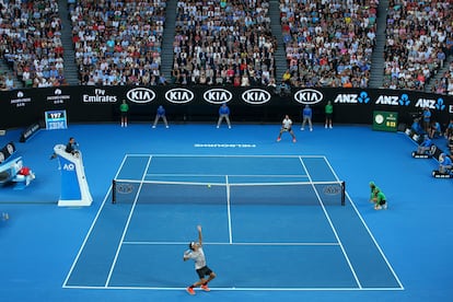 Federer sirve durante la final del Open de Australia de 2017 contra Nadal.
