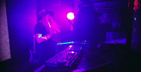 Personas disfrutando y bailando música electrónica.- Blog Hola Telcel