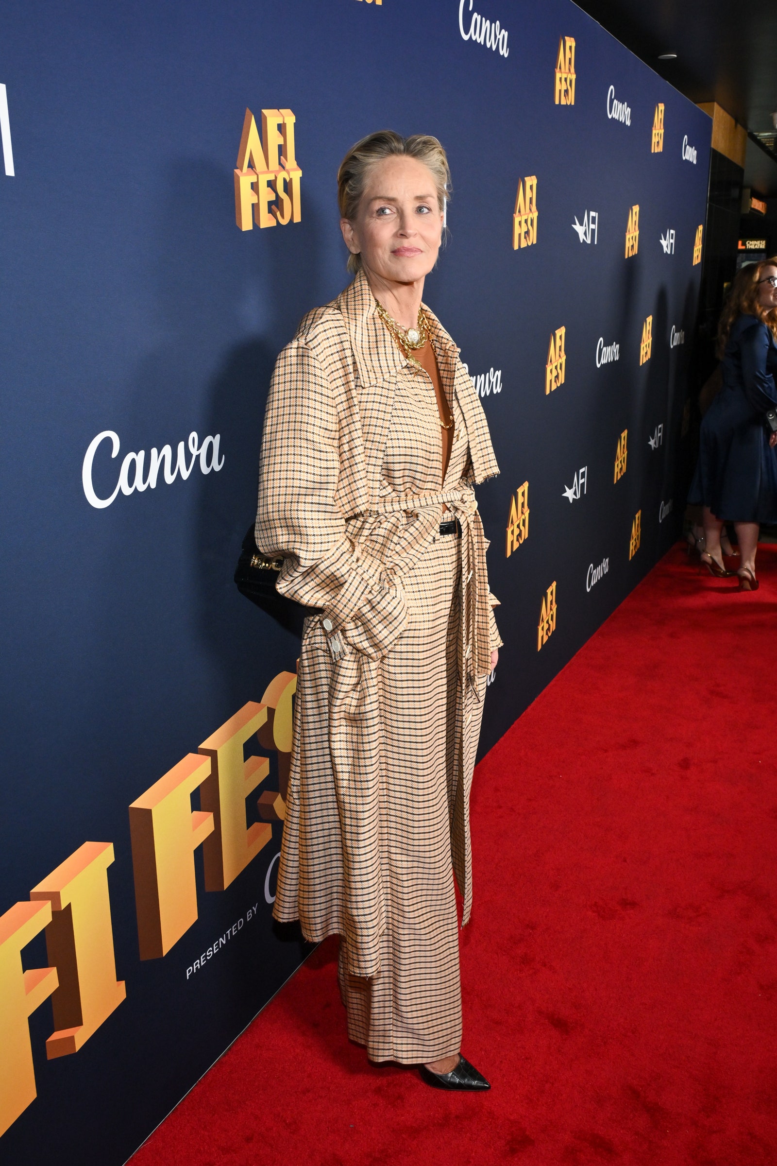 Sharon Stone con trench y pantalón de cuadros