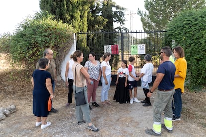 Varios miembros de la plataforma vecinal contra el vertedero, hace dos semanas junto a la escuela de La Indiana de Ronda. 
