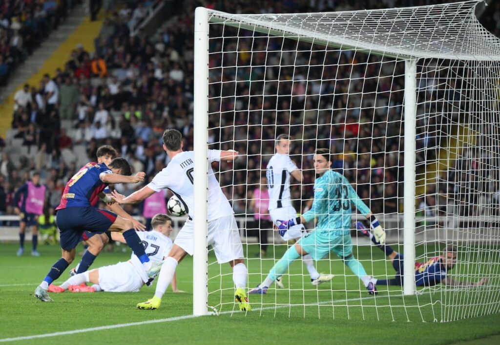 Robert Lewandowski marca el cuarto gol del Barça durante el partido de la UEFA Champions League ante el BSC Young Boys