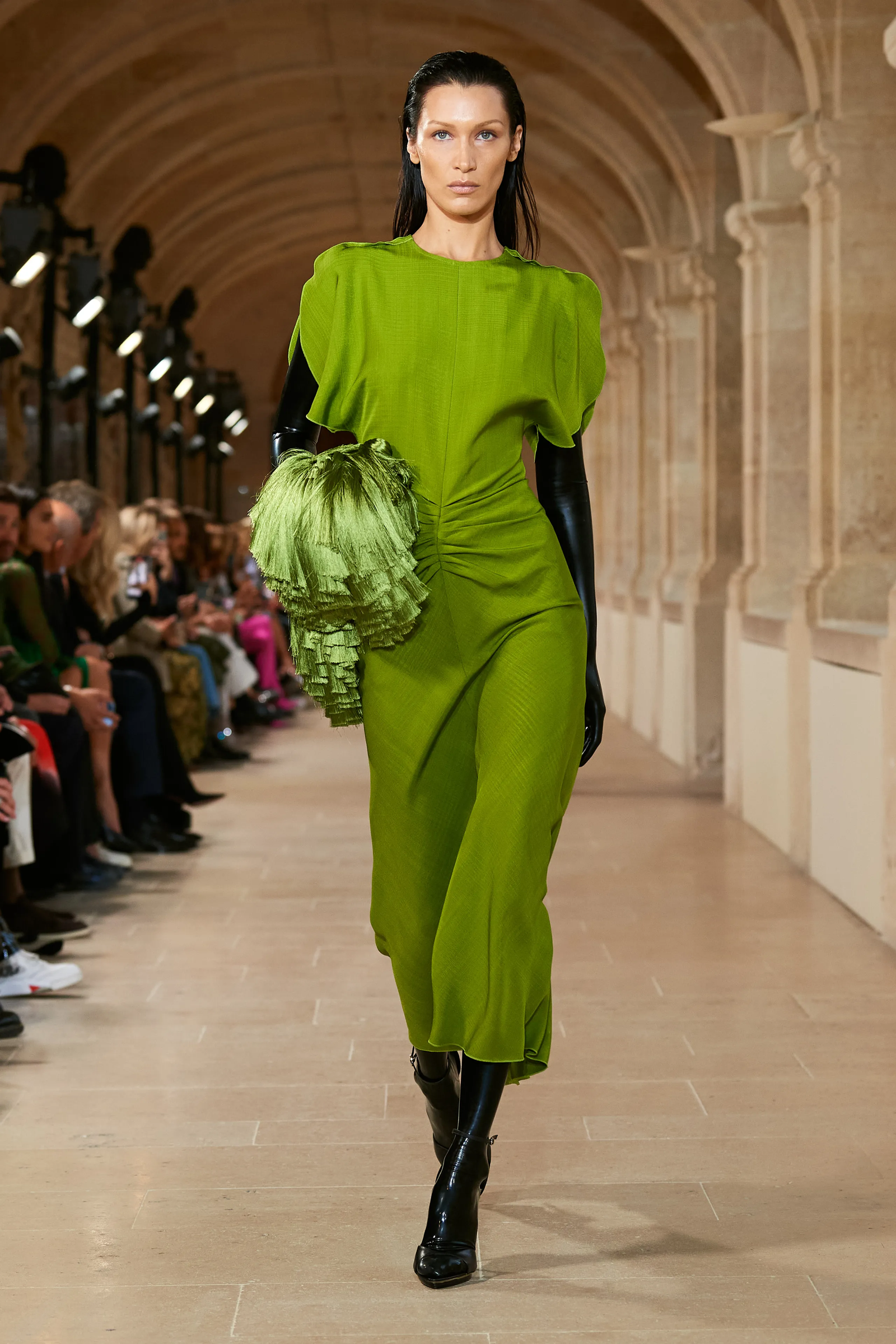 Victoria Beckham primaveraverano 2023 Bella Hadid