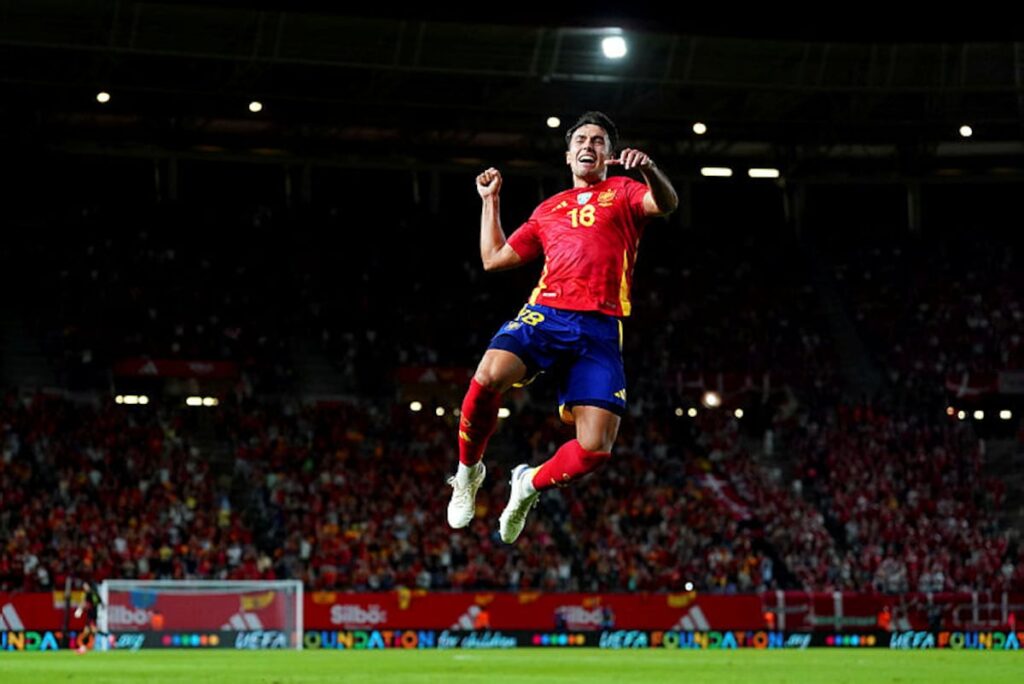 Martin Zubimendi celebra el primer gol de su equipo durante el partido de la UEFA Nations League 2024/25 Liga A Grupo A4 entre España y Dinamarca en Nueva Condomina este sábado en Murcia, España.