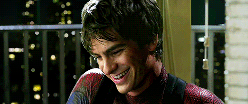 Andrew Garfield sonriendo por su posible regreso al Universo de Spider-Man en el UCM.- Blog Hola Telcel 