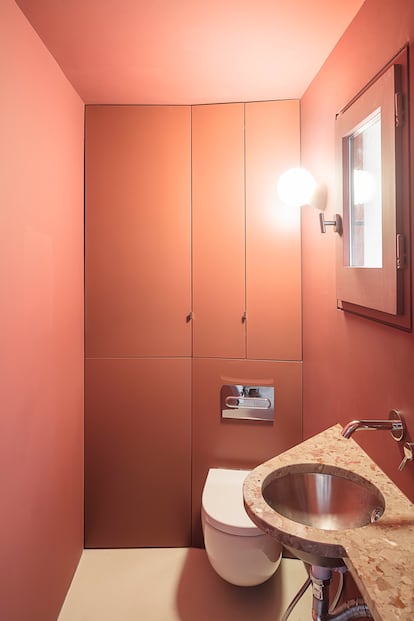Inodoro y lavamanos en un espacio independiente al que acoge la ducha, en un piso reformado por el estudio h3o en Barcelona.