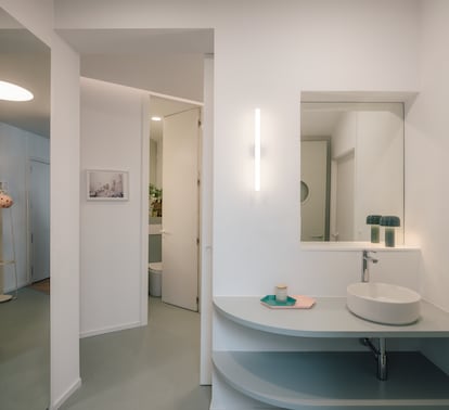 El estudio Gon Architects situó este lavamanos en el pasillo, fuera de las habitaciones que acogen al inodoro y a la bañera.