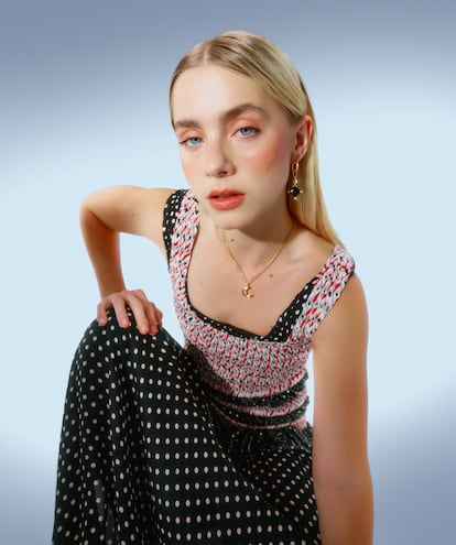 Vestido estampado de RABANNE. Pendientes con baño de oro 18 kt 
sobre plata y ónix Color Black; anillo con baño de oro 18 kt sobre plata y ónix talla cushion18 mm Color White; anillo con baño de oro 18 kt sobre plata y ónix talla cushion 11 mm Color White; colgante con baño de oro 18 kt sobre plata, letra C Alphabet y gargantilla con baño de oro 18 kt sobre plata Tous Chain, todo de TOUS.
