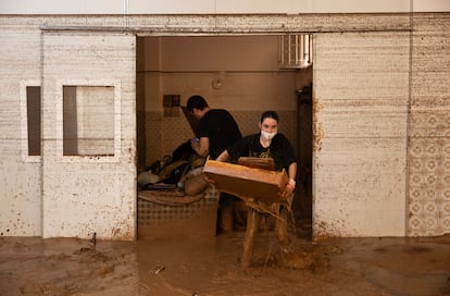 Vecinos y voluntarios, este sábado durante las tareas de limpieza en la localidad de Massanassa (Valencia).
