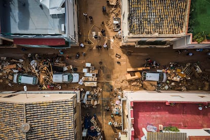 Vista aérea de una calle inundada en Paiporta, este sábado.