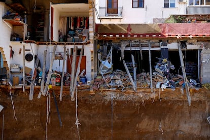 Daños causados por la riada en varias casas en Chiva, este sábado.