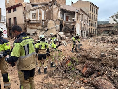 Equipos de rescate trabajan en las labores de desescombro en el casco antiguo de Letur (Albacete), este sábado.
