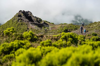 Varios senderistas en la isla de Pico, una isla atlántica del archipiélago de las Azores (Portugal).