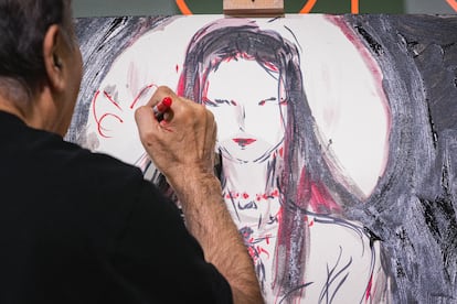 El artista japonés Yoshitaka Amano pintando frente al publico del festival Lucca Comics & Games esta semana. / Riccardo Bonuccelli