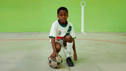 Nico, con un balón y vestido con el traje del Club Deportivo Pamplona, donde empezó en las categorías infantiles.
