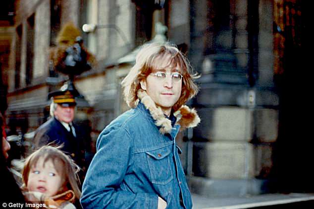 John Lennon vivió en Nueva York con su familia después de la separación de los Beatles. El biógrafo de Lennon Tim Riley dijo que Nixon consideraba a Liverpudlian como 'líder político peligroso'