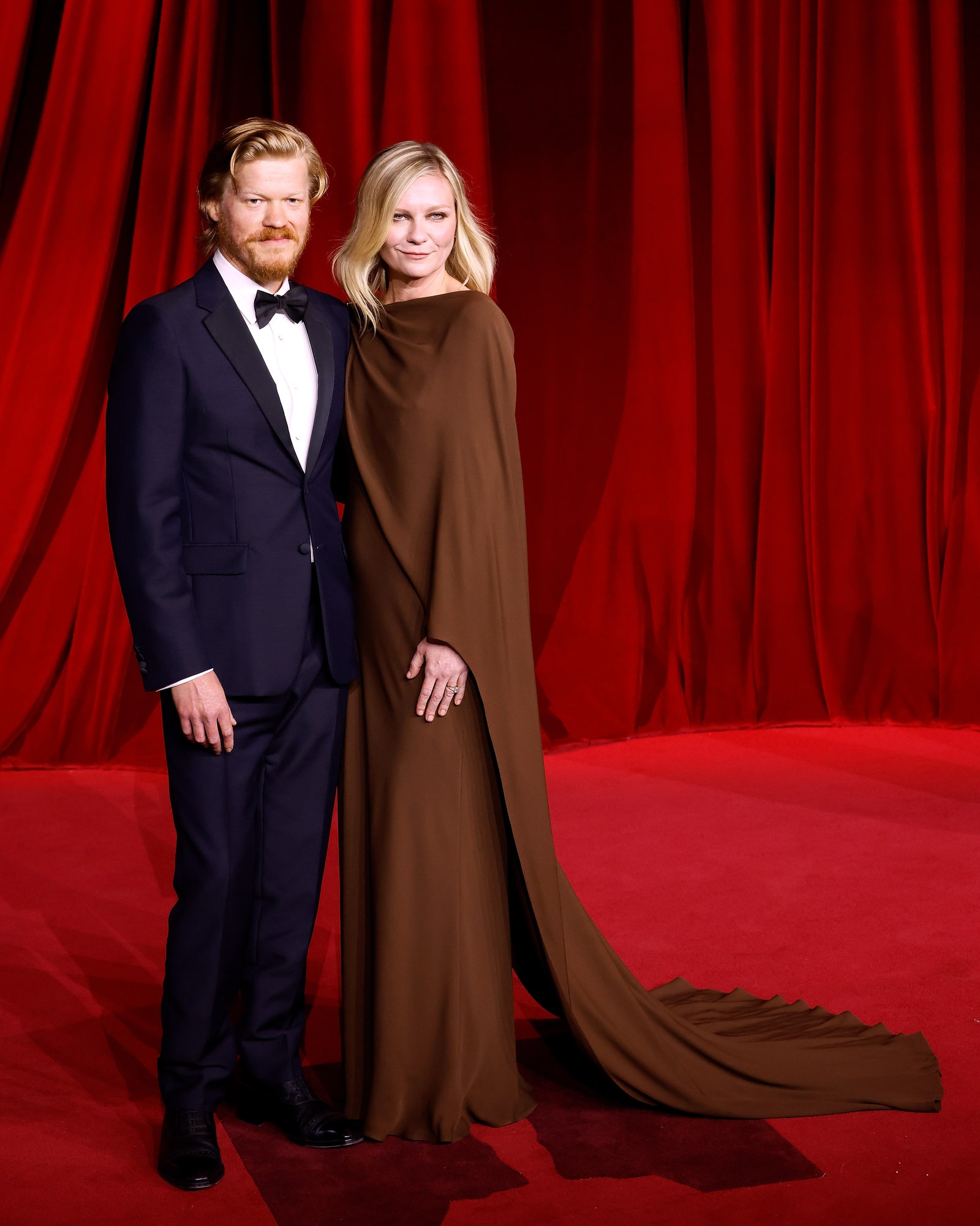 Jesse Plemons y Kirsten en la Academy Museum Gala.