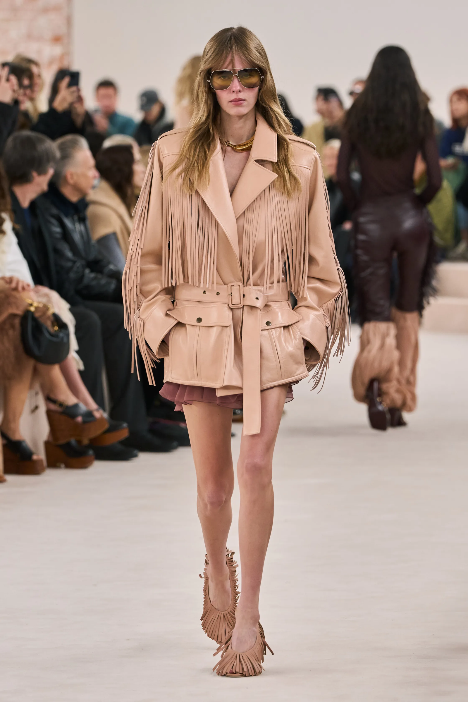 Tendencia cazadora de flecos de otoñoinvierno 2024 por Chlo