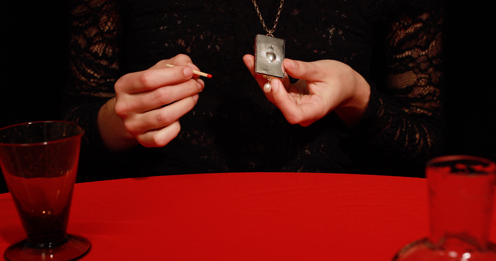 Beatriz Palacios firma las joyas ms sorprendentes de la temporada un cerillero y una cuchara para el caviar