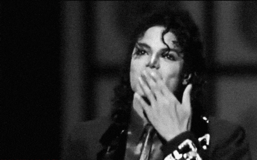 Michael Jackson enviando un beso a sus fans en todo el mundo por haber defendido su legado.- Blog Hola Telcel 