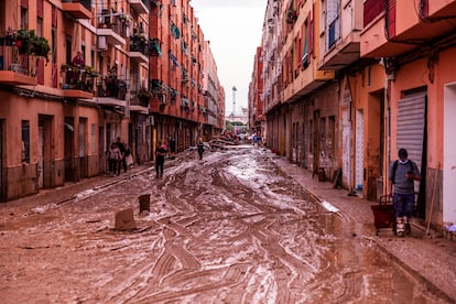 Una calle de Catarroja cubierta de barro.