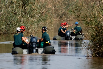 Agentes del Grupos de Especialistas en Actividades Subacuáticas salen del embarcadero de El Palmar, en Valencia, en busca de desaparecidos en la Albufera, este martes.