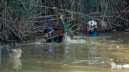 Miembros de los GEAS salen del embarcadero de El Palmar, en valencia, en busca de desaparecidos en la Albufera, este martes.