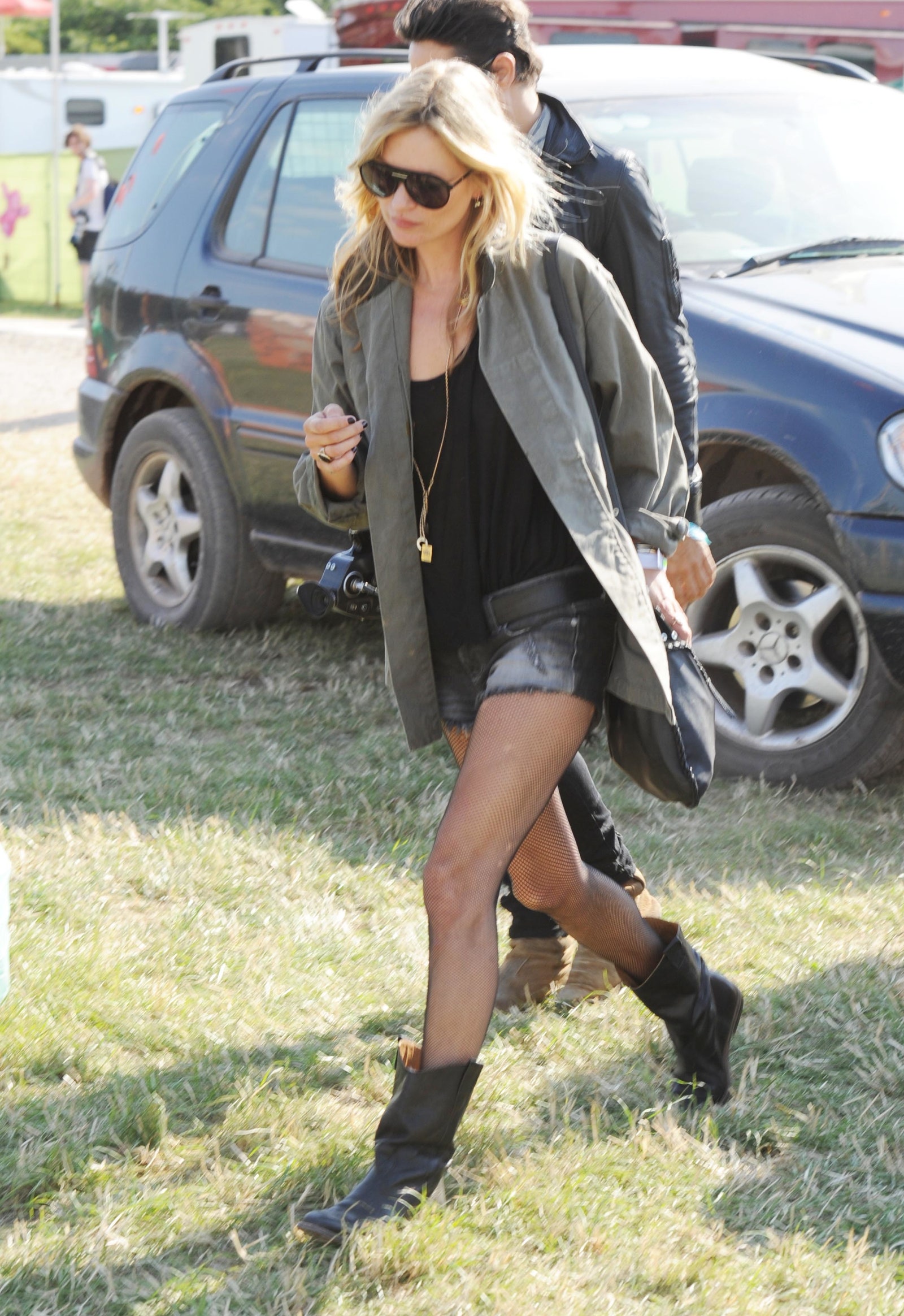 Kate Moss con medias negras de rejilla y pantalones cortos.