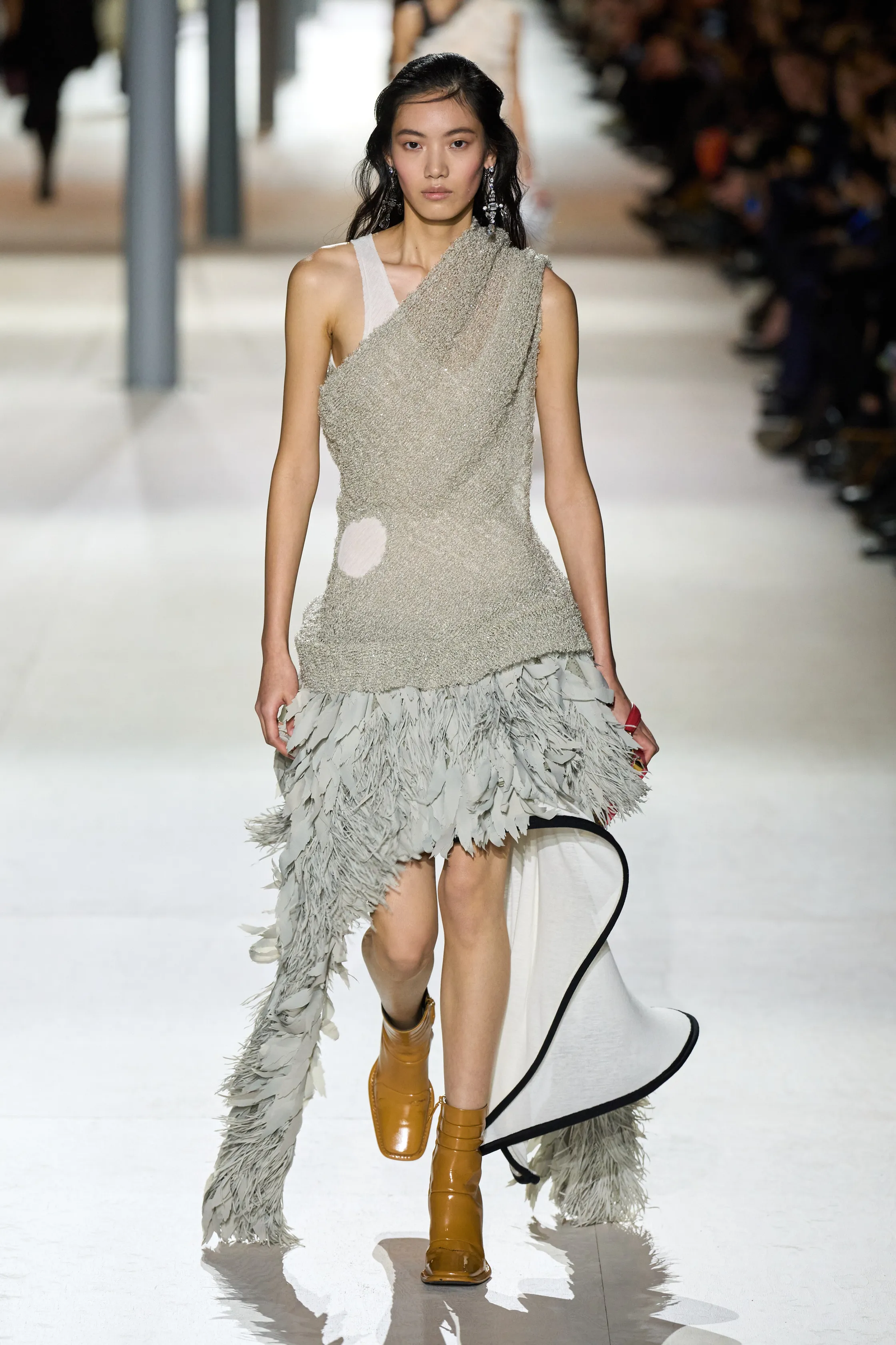 Tendencia faldas de plumas otoñoinvierno 20242025 por Louis Vuitton