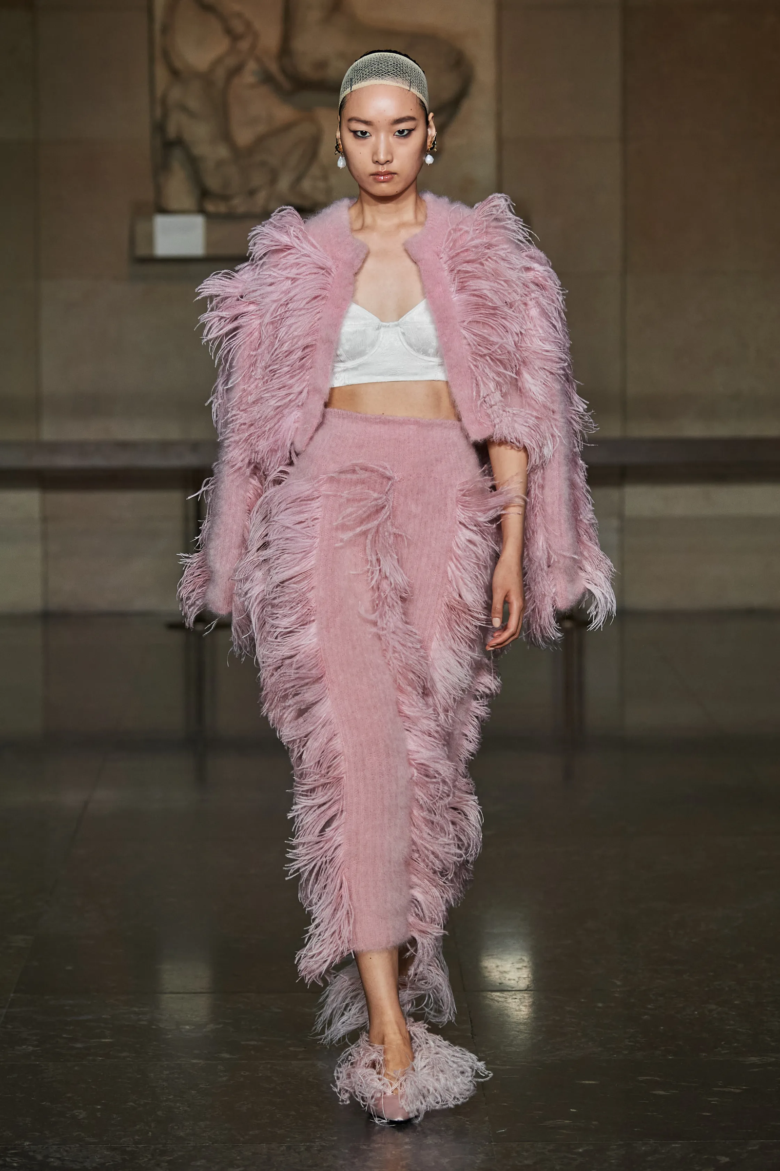 Tendencia faldas de plumasotoñoinvierno 20242025 por Erdem