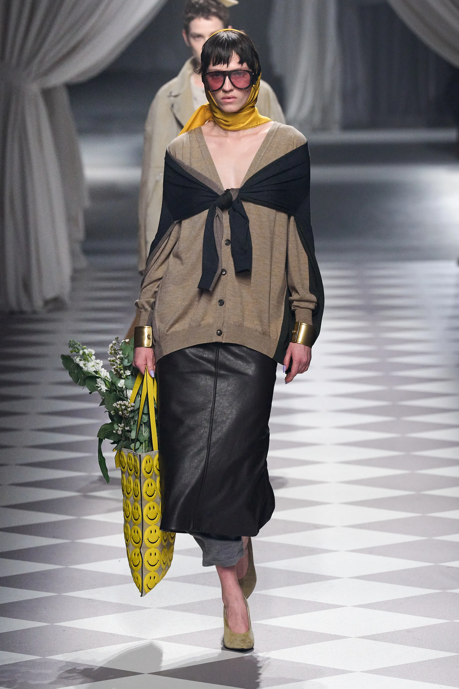 Tendencia faldas de cuero otoñoinvierno 20242025 por Moschino