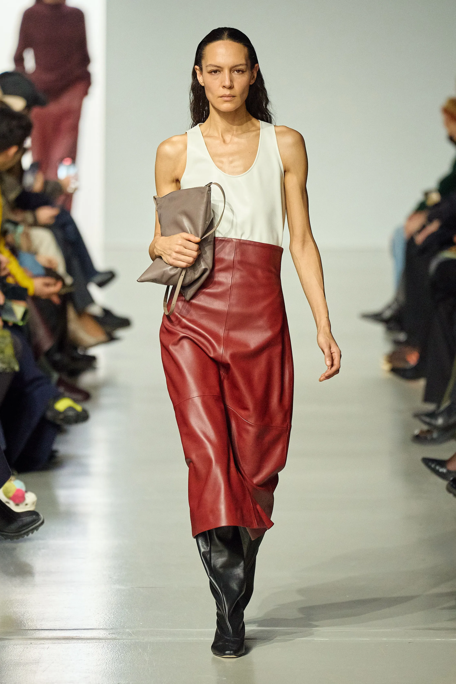 Tendencia faldas de cuero otoñoinvierno 20242025 por Gauchere