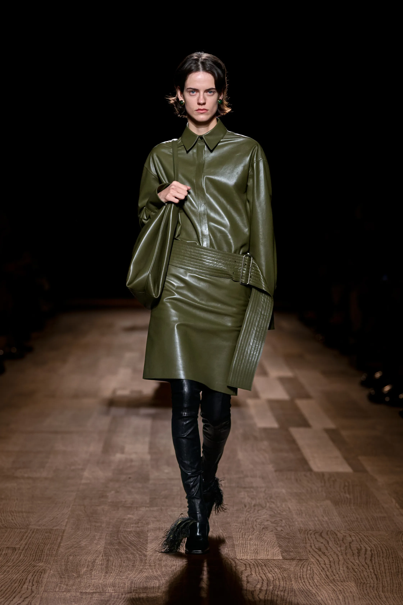 Tendencia faldas de cuero otoñoinvierno 20242025 por Ferragamo
